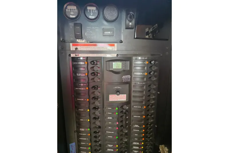 Slide: The Image of Meridian 580 Pilothouse 2005 - 72