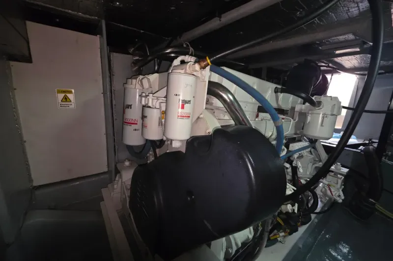 Slide: The Image of Meridian 580 Pilothouse 2005 - 82