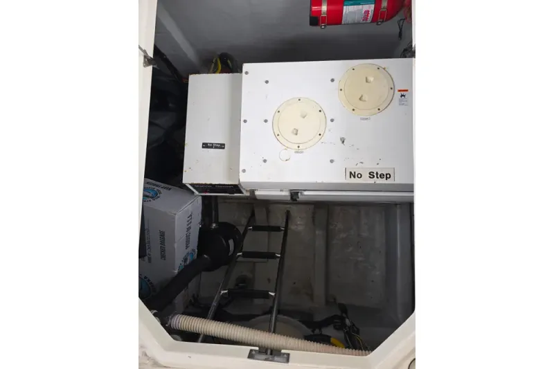 Slide: The Image of Meridian 580 Pilothouse 2005 - 84