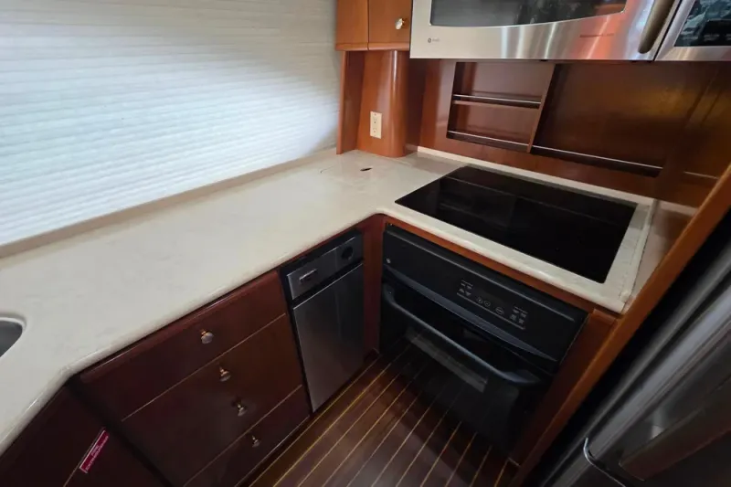 Slide: The Image of Meridian 580 Pilothouse 2005 - 17