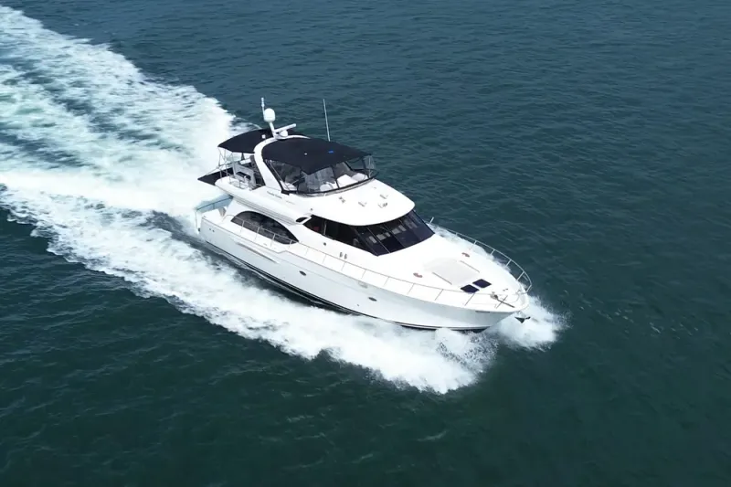 Slide: The Image of Meridian 580 Pilothouse 2005 - 1