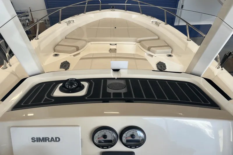 Slide: The Image of Boston Whaler 250 Dauntless 2025 - 12