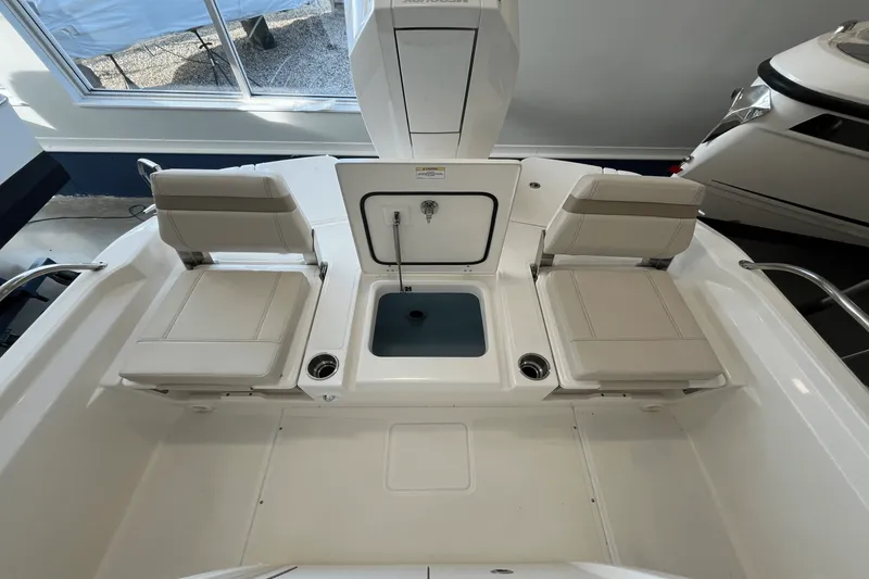 Slide: The Image of Boston Whaler 250 Dauntless 2025 - 5