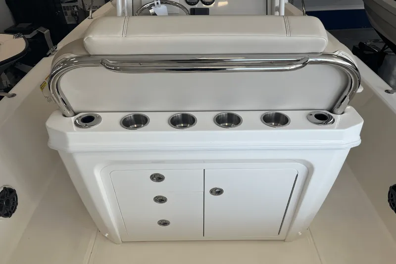 Slide: The Image of Boston Whaler 250 Dauntless 2025 - 7