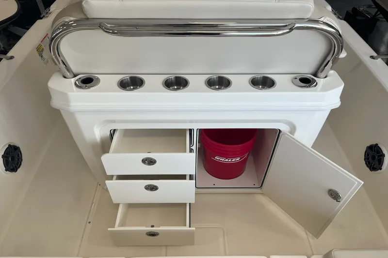 Slide: The Image of Boston Whaler 250 Dauntless 2025 - 8