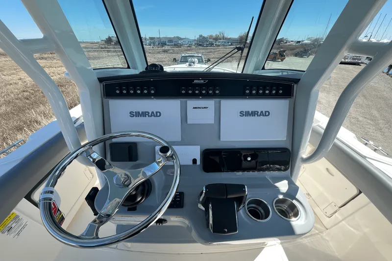 Slide: The Image of Boston Whaler 250 Outrage 2025 - 10