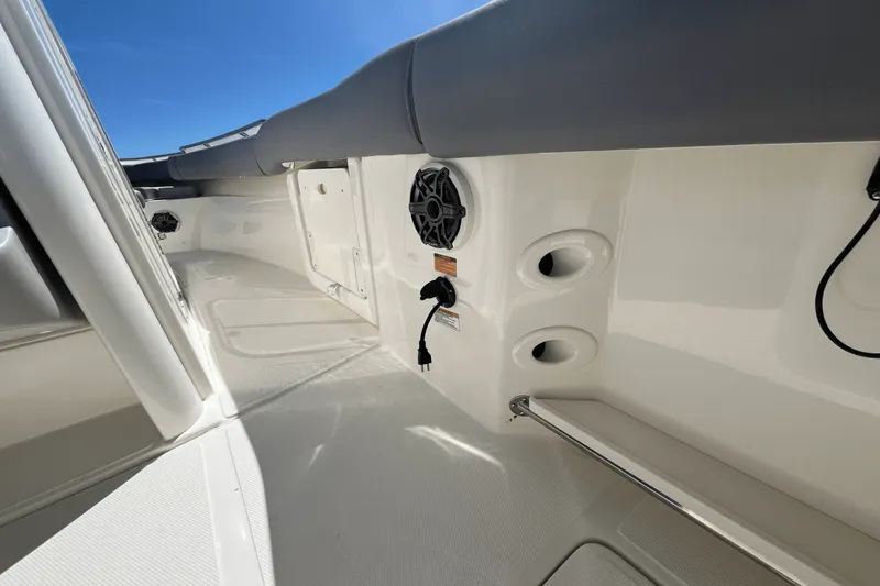 Slide: The Image of Boston Whaler 250 Outrage 2025 - 11