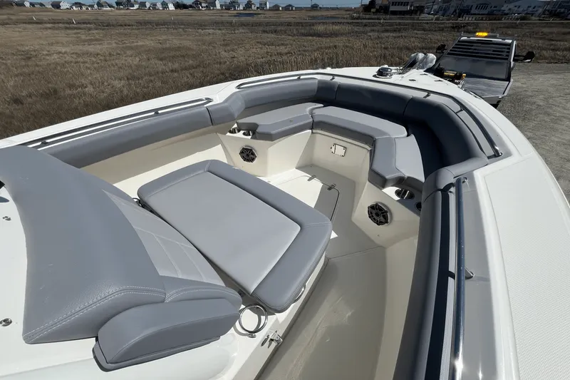 Slide: The Image of Boston Whaler 250 Outrage 2025 - 15