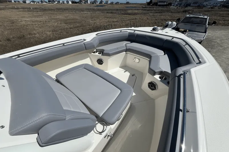 Slide: The Image of Boston Whaler 250 Outrage 2025 - 16