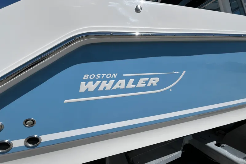 Slide: The Image of Boston Whaler 250 Outrage 2025 - 18