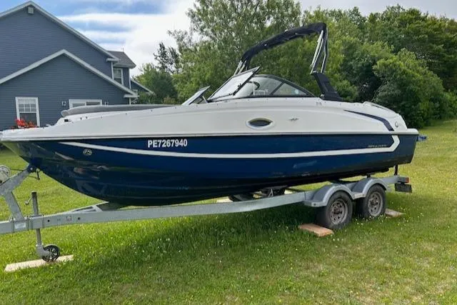 The Image of Bayliner 215 Deck Boat 2019 - 0