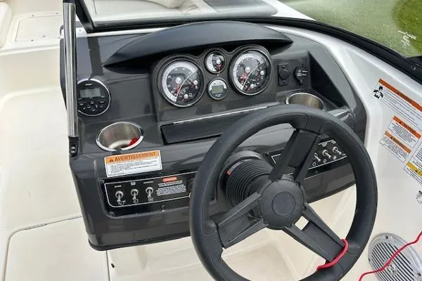 Slide: The Image of Bayliner 215 Deck Boat 2019 - 27