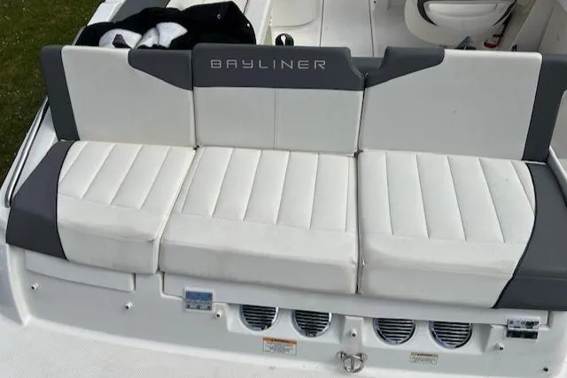 Slide: The Image of Bayliner 215 Deck Boat 2019 - 10