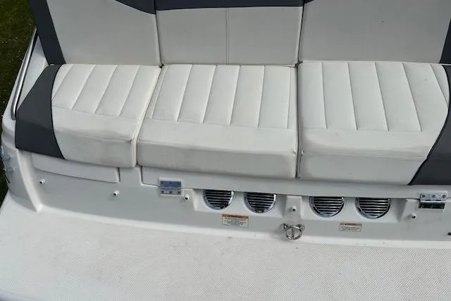 Slide: The Image of Bayliner 215 Deck Boat 2019 - 11