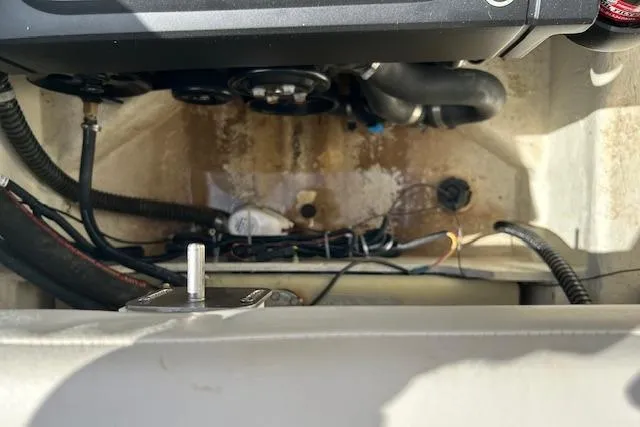 Slide: The Image of Bayliner 215 Deck Boat 2019 - 15