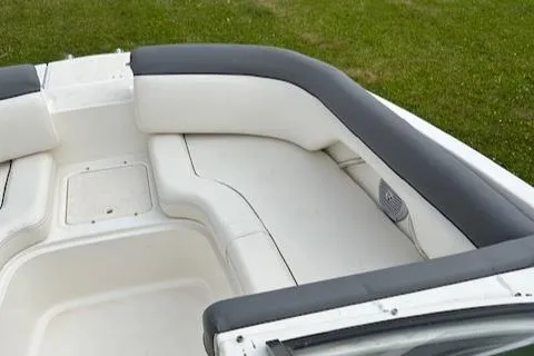 Slide: The Image of Bayliner 215 Deck Boat 2019 - 26