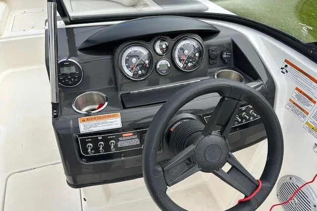 Slide: The Image of Bayliner 215 Deck Boat 2019 - 27