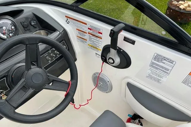 Slide: The Image of Bayliner 215 Deck Boat 2019 - 28