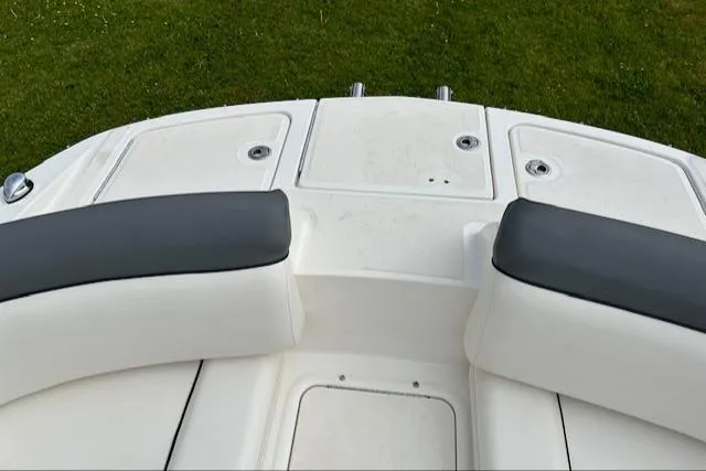 Slide: The Image of Bayliner 215 Deck Boat 2019 - 29
