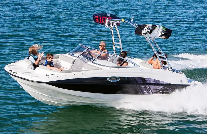 Slide: The Image of Bayliner 215 Deck Boat 2019 - 4