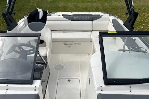 Slide: The Image of Bayliner 215 Deck Boat 2019 - 7