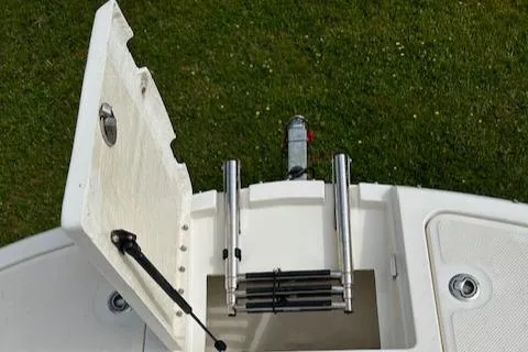 Slide: The Image of Bayliner 215 Deck Boat 2019 - 8