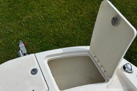 Slide: The Image of Bayliner 215 Deck Boat 2019 - 9