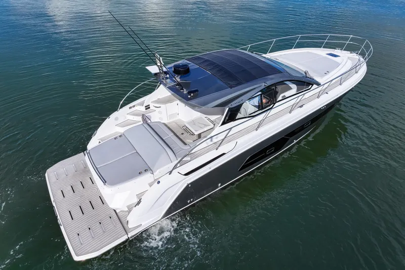 Slide: The Image of Azimut ATLANTIS 45 2025 - 15