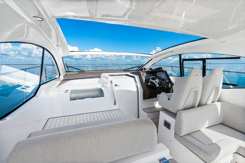 Slide: The Image of Azimut ATLANTIS 45 2025 - 31