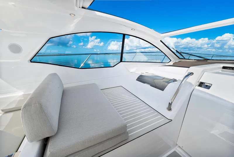 Slide: The Image of Azimut ATLANTIS 45 2025 - 32