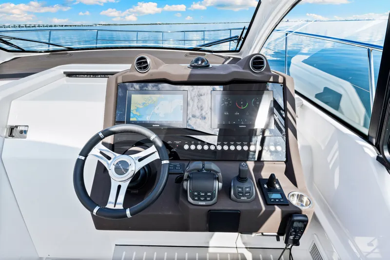 Slide: The Image of Azimut ATLANTIS 45 2025 - 34