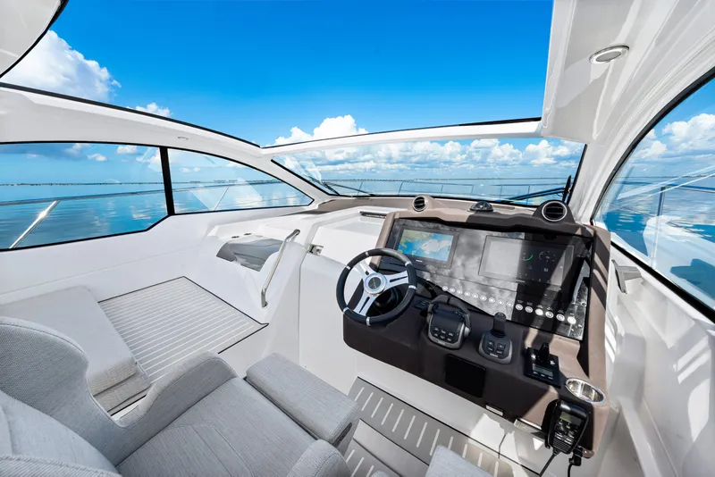 Slide: The Image of Azimut ATLANTIS 45 2025 - 35