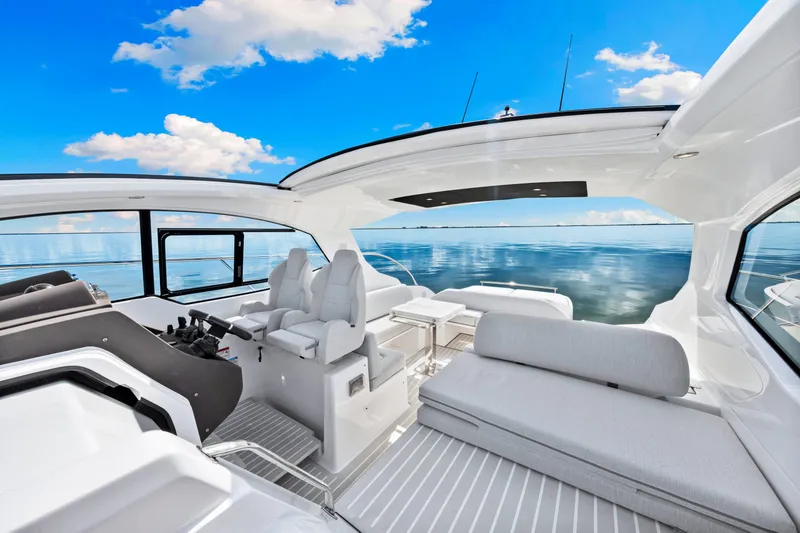 Slide: The Image of Azimut ATLANTIS 45 2025 - 36