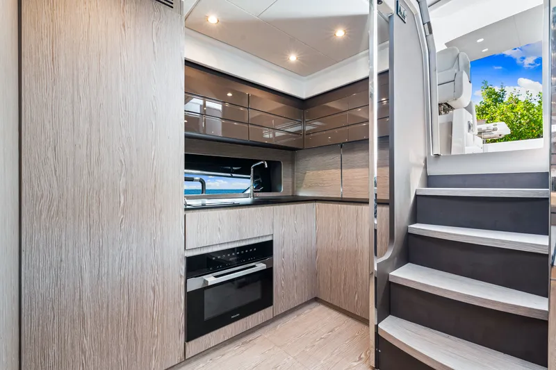 Slide: The Image of Azimut ATLANTIS 45 2025 - 51