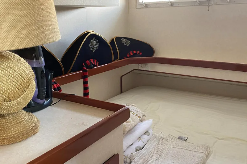 Slide: The Image of Chris-Craft 47 Commander 1973 - 194
