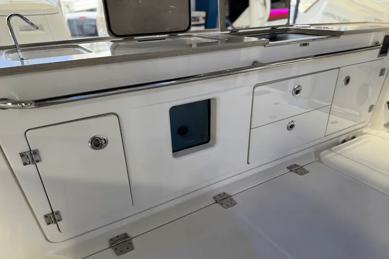 Slide: The Image of Boston Whaler 360 Outrage 2025 - 17
