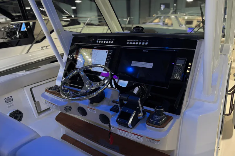 Slide: The Image of Boston Whaler 360 Outrage 2025 - 21