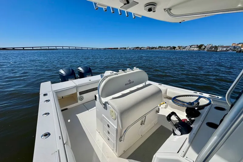 Slide: The Image of Regulator Marine 32 Forward Seating 2005 - 18