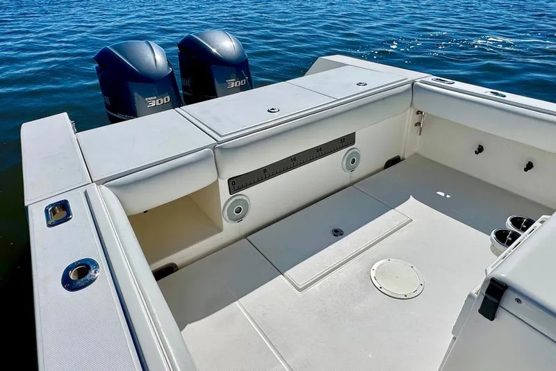 Slide: The Image of Regulator Marine 32 Forward Seating 2005 - 23