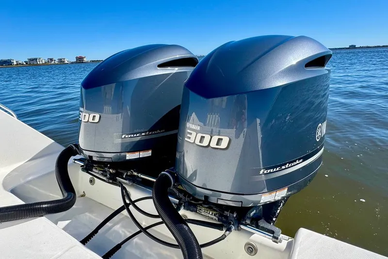 Slide: The Image of Regulator Marine 32 Forward Seating 2005 - 22