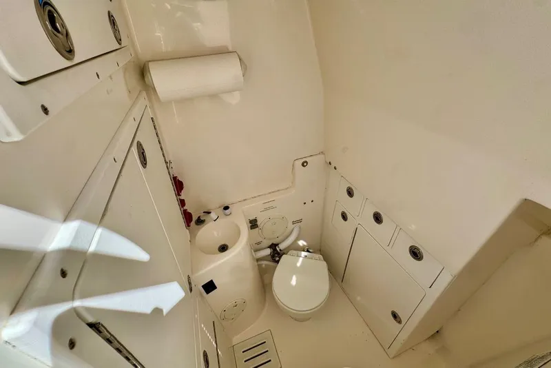 Slide: The Image of Regulator Marine 32 Forward Seating 2005 - 29