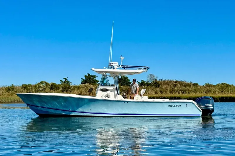 Slide: The Image of Regulator Marine 32 Forward Seating 2005 - 3