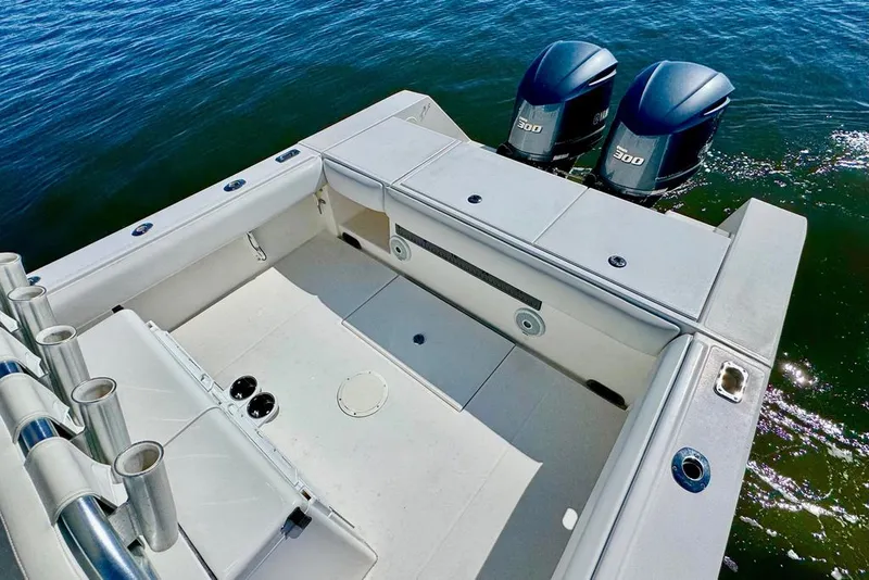 Slide: The Image of Regulator Marine 32 Forward Seating 2005 - 21