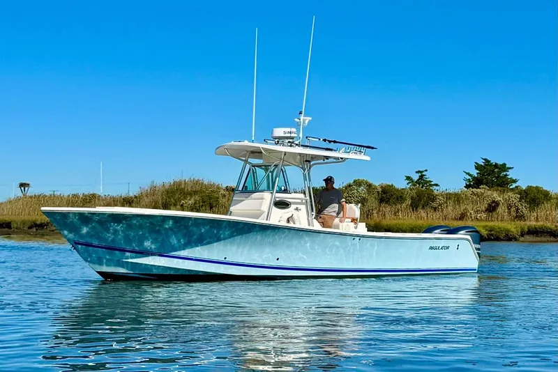 The Image of Regulator Marine 32 Forward Seating 2005 - 0