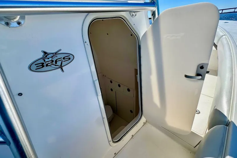 Slide: The Image of Regulator Marine 32 Forward Seating 2005 - 28