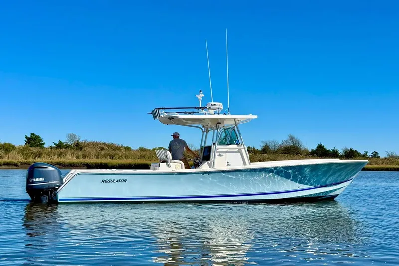 Slide: The Image of Regulator Marine 32 Forward Seating 2005 - 1