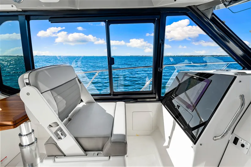 Slide: The Image of Boston Whaler 365 Conquest 2025 - 53