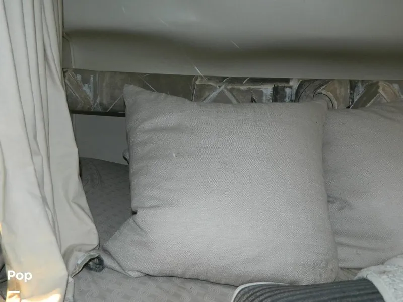 Slide: The Image of Rinker 310 Fiesta Vee 2000 - 8147213