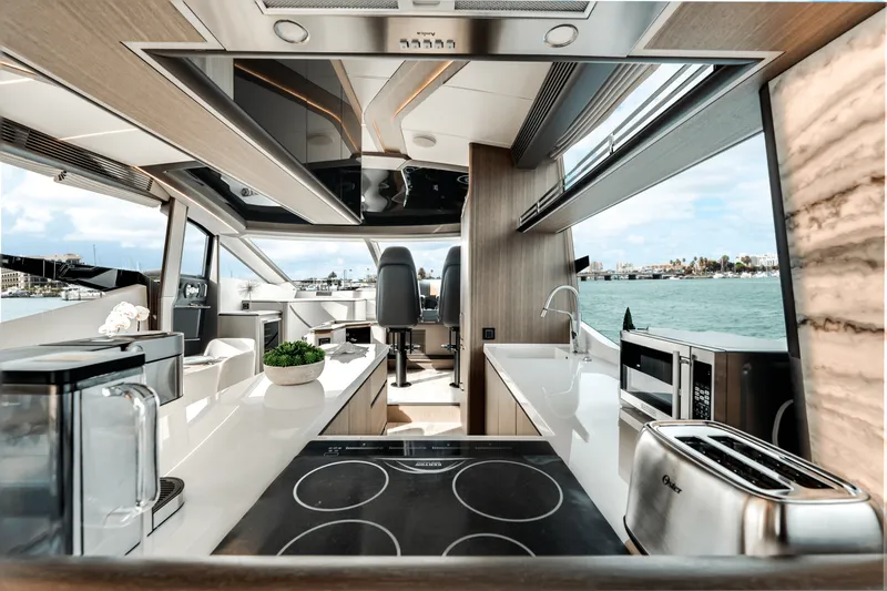 Slide: The Image of Galeon 800 FLY 2023 - 32
