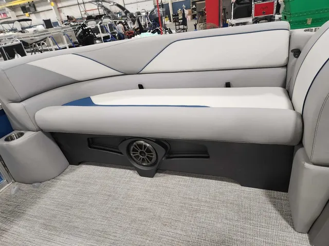 Slide: The Image of Avalon 2385 25 Venture 85 QL 2026 - 15